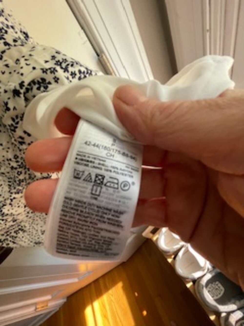 GAP White/Navy, floral dress, hits at the knee - Picture 4 of 4